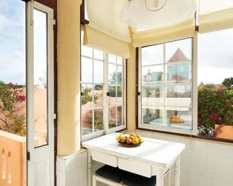 Villa located in Estoril, 2 minutes from Poça Beach, for 6 people! - Estoril - Balcón
