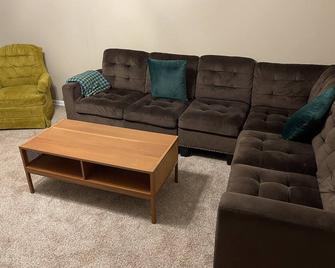 Newly remodeled family friendly home in Jenks. Walking distance to Aquarium. - Jenks - Living room