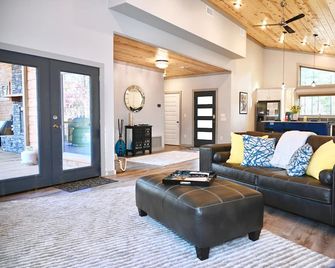 Stunning 24 Karat Cabin in Broken Bow - Hochatown! - Broken Bow - Living room