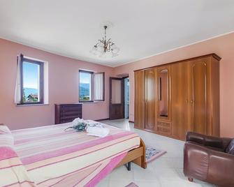 Old Pella 100m to Orta Lake - Happy Rentals - Pella - Bedroom