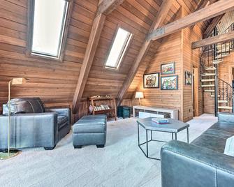 Spacious Syracuse Getaway with Waterfront Deck! - Syracuse - Lounge