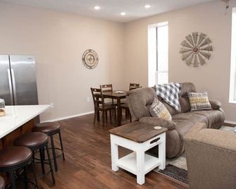 Weaver Loft: Cozy Downtown Retreat in the Heart of Mansfield - Home of Laura Ingalls Wilder! - Mansfield - Comedor
