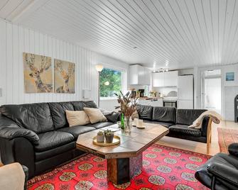 5 Bedroom Awesome Home In Fårvang - Fårvang - Sala de estar