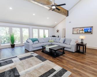 Peaceful Retreat near Texas Tech with Epic Game room! - Lubbock - Living room
