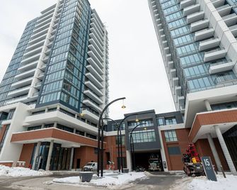Hydropool Spa Hottub/Bowling Alley/Patio/Bbq/Games - Gorgeous Corner Condo - Kitchener - Building