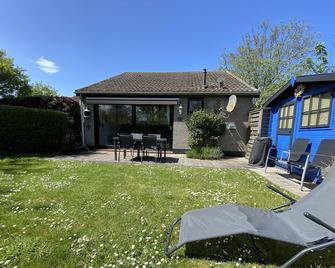 Detached holiday home with enclosed garden, WiFi, footpath to the North Sea - Ellemeet - Patio