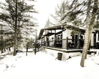 Cozy Winter Escape - Ski, Hike & Chill by the fire - Penetanguishene - Edificio
