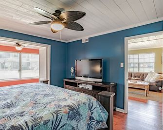 East End Beach Side Bungalow - Dauphin Island - Bedroom