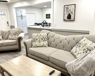 Charming House in Brooklet - Brooklet - Living room