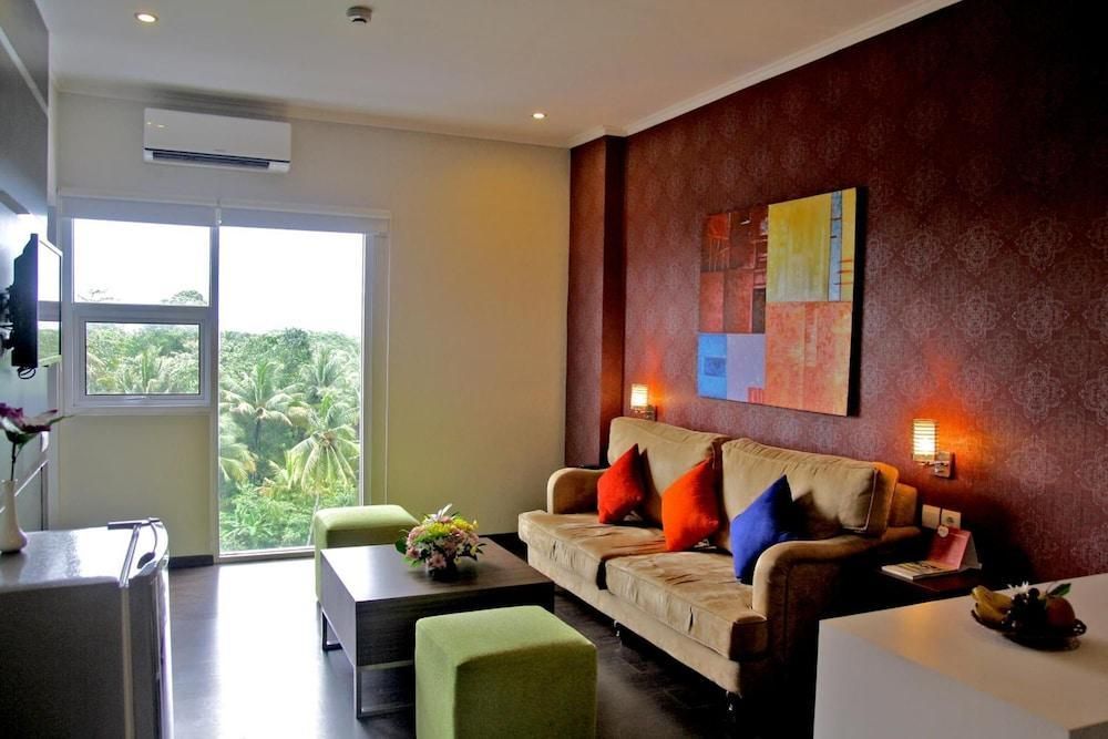 @Hom Premiere Cilacap Hotel - Cilacap - Living room