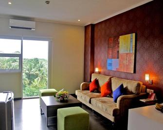 @Hom Premiere Cilacap Hotel - Cilacap - Huiskamer