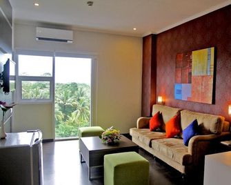 @Hom Premiere Cilacap Hotel - Cilacap - Living room