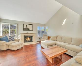 Spacious Dual Master, 4 Bedroom home near beaches, legoland, golf, lake - San Marcos - Living room