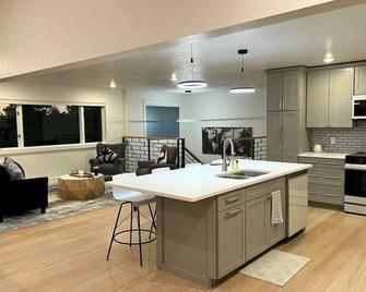 Spacious 5-bedroom house with WiFi, AC in charming Butte - Butte