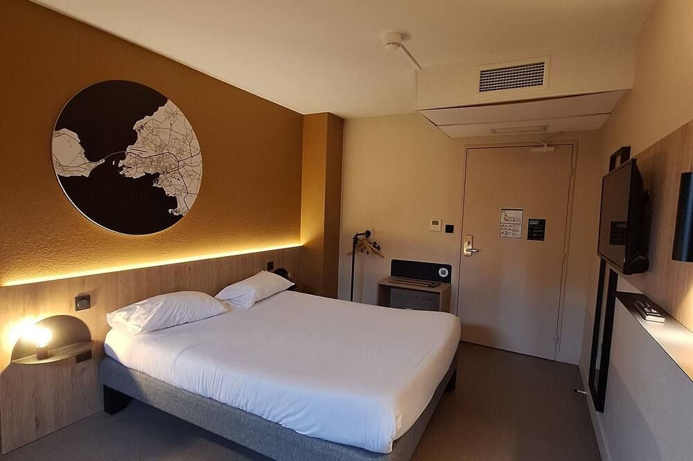 بي آند بي هوتل لا روتشيل سنتر ليه مينيمي - لاروشيل - غرفة نوم