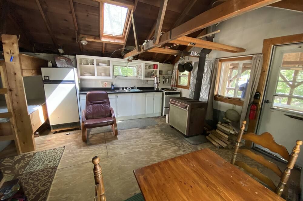 Comfy Woodland Camp Privacy withinin minutes of local amenities and attractions!