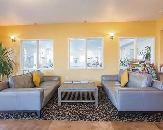 Jetted Tub Suite in Red Lion McMinnville! On-site Pool, Near Eyrie Vineyards! - McMinnville - Huiskamer