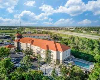 Comfort Inn & Suites Port Charlotte-Punta Gorda - Port Charlotte - Gebouw