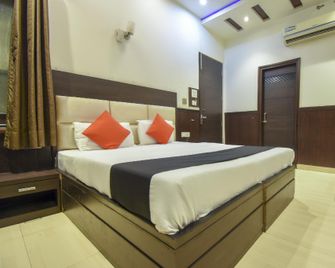 Capital O74375 Hotel Grand Plaza - Sahāranpur - Bedroom
