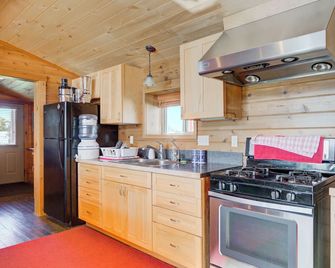 Cabin in Serene Location: Close to 2 State Parks and 3 Rivers - Three Forks - Cocina
