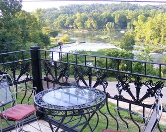 Private French Manior overlooking the Spring River - Hardy - Balkon