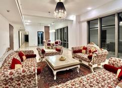 Entire 2bhk Flat For Parties/ Family - New Delhi - Living room