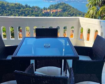 Private Room In Villa With Terrace, Various Gardens And Barbecue. - Perledo - Balcony