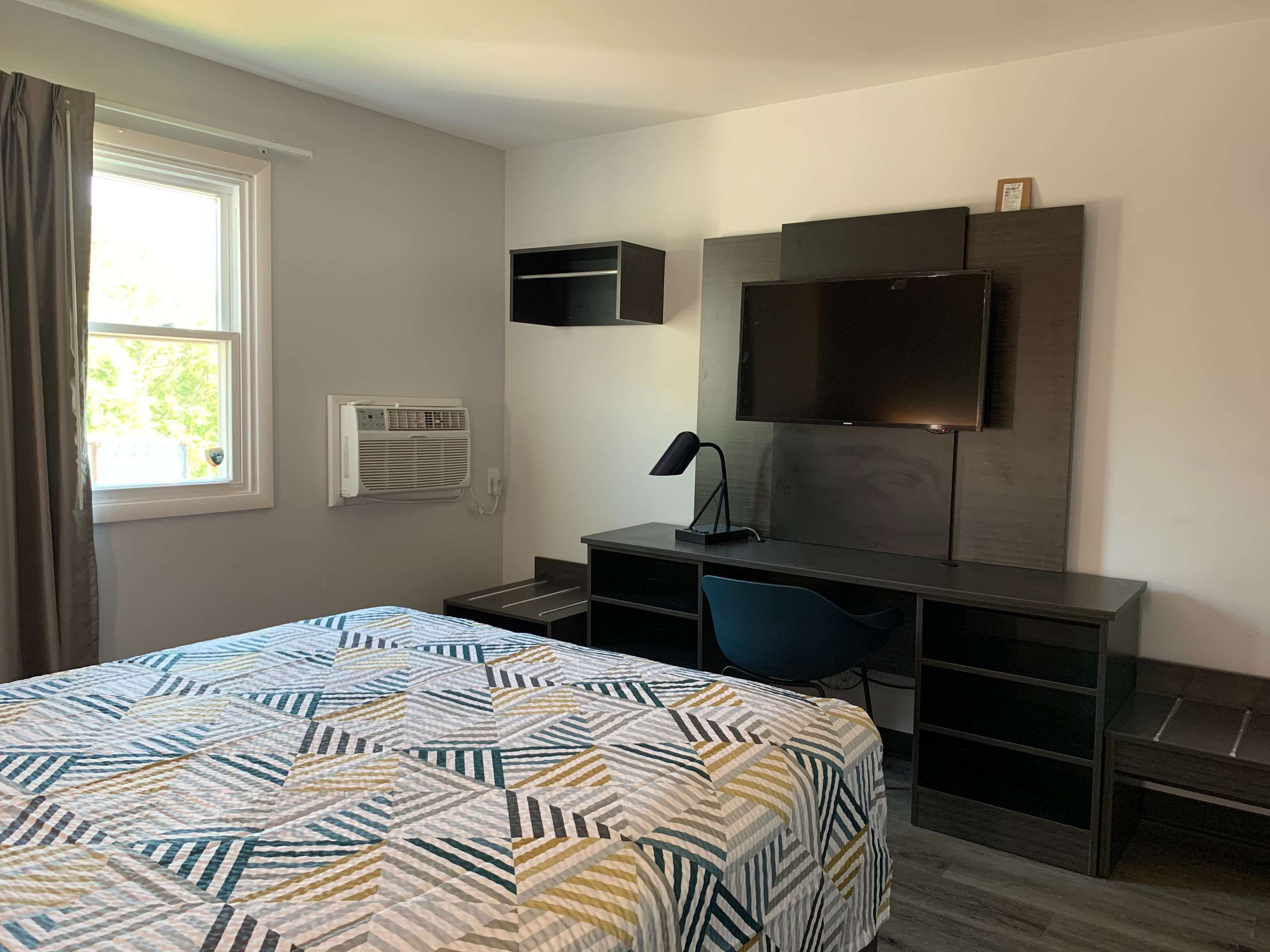 Bedroom view of Motel 6 Rockford. Il