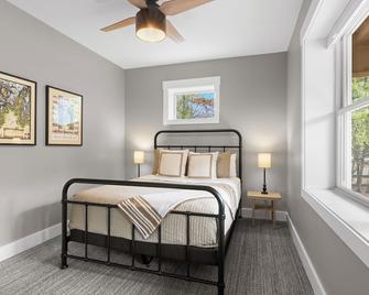 Newly remodeled home in walking distance of the Sleeping Bear Dunes - Empire - Bedroom