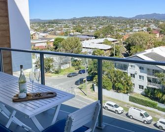 Beachfront Access & Rooftop Pool Views 2br - Palm Beach - Balcony