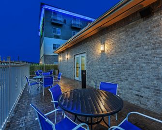 Holiday Inn Express & Suites Jenks By IHG - Jenks - Balcony