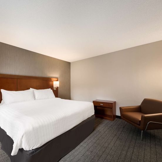 Bedroom view of Sonesta Select San Jose Airport