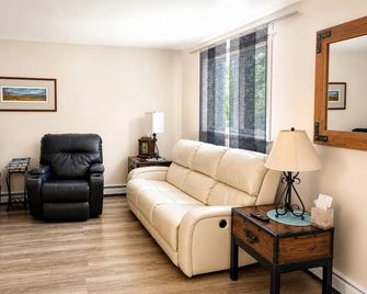 Wonderful Upper Unit, 2-bedroom home in North Pole Duplex - North Pole - Sala de estar