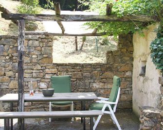 Charming Old Farmhouse in Secluded Nature – Perfect for Family & Friends - Sédeilhac - Patio