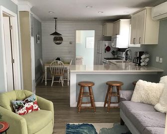 Summer Is Here!! - Boyne City - Living room
