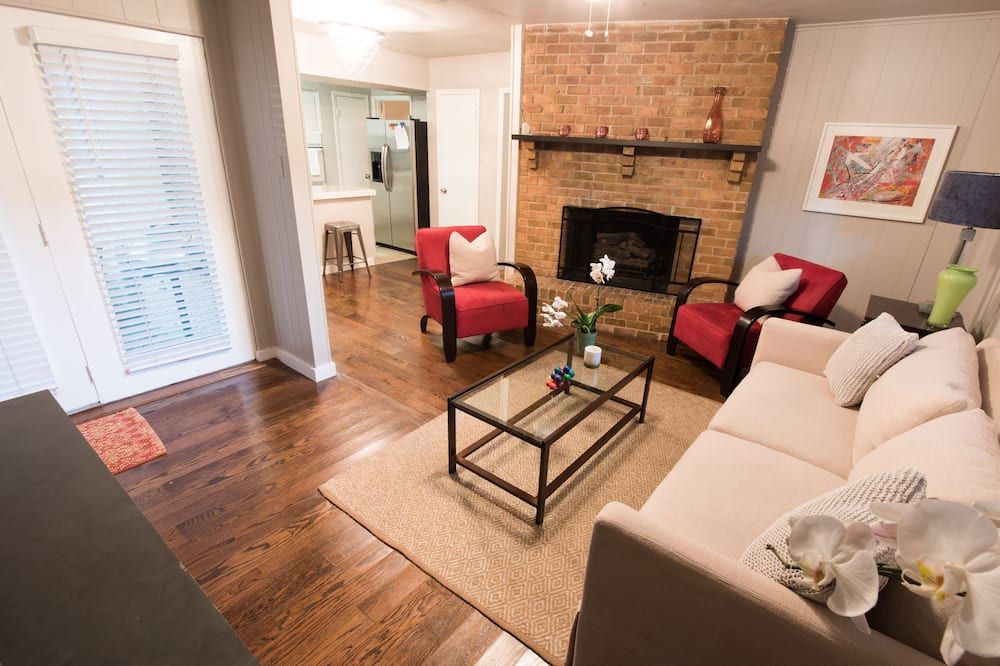Beautiful home Located 30 miles from AT&T stadium, safe and quite neighborhood - Dallas - Vardagsrum