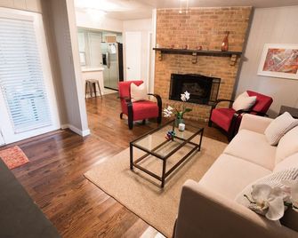 Location! Tastefully Updated 2-2 Lakewood Duplex, 1/2 mile to White Rock Lake - Dallas - Living room