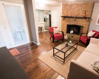 Beautiful home Located 30 miles from AT&T stadium, safe and quite neighborhood - Dallas - Vardagsrum