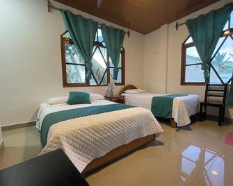 Hostal Muro De Las Lagrimas with high speed internet Starlink - Puerto Villamil - Bedroom