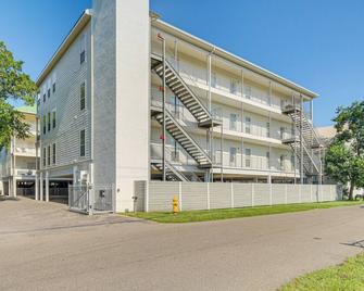 Biloxi Condo with Community Pool about Half-Mi to Beach! - Biloxi - Building