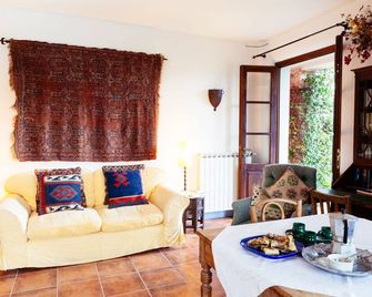 La Fattoria Farmhouse with La Stalla Apartment (Sleeps 14, 7 Bedrooms) - Molazzana - Sala de estar