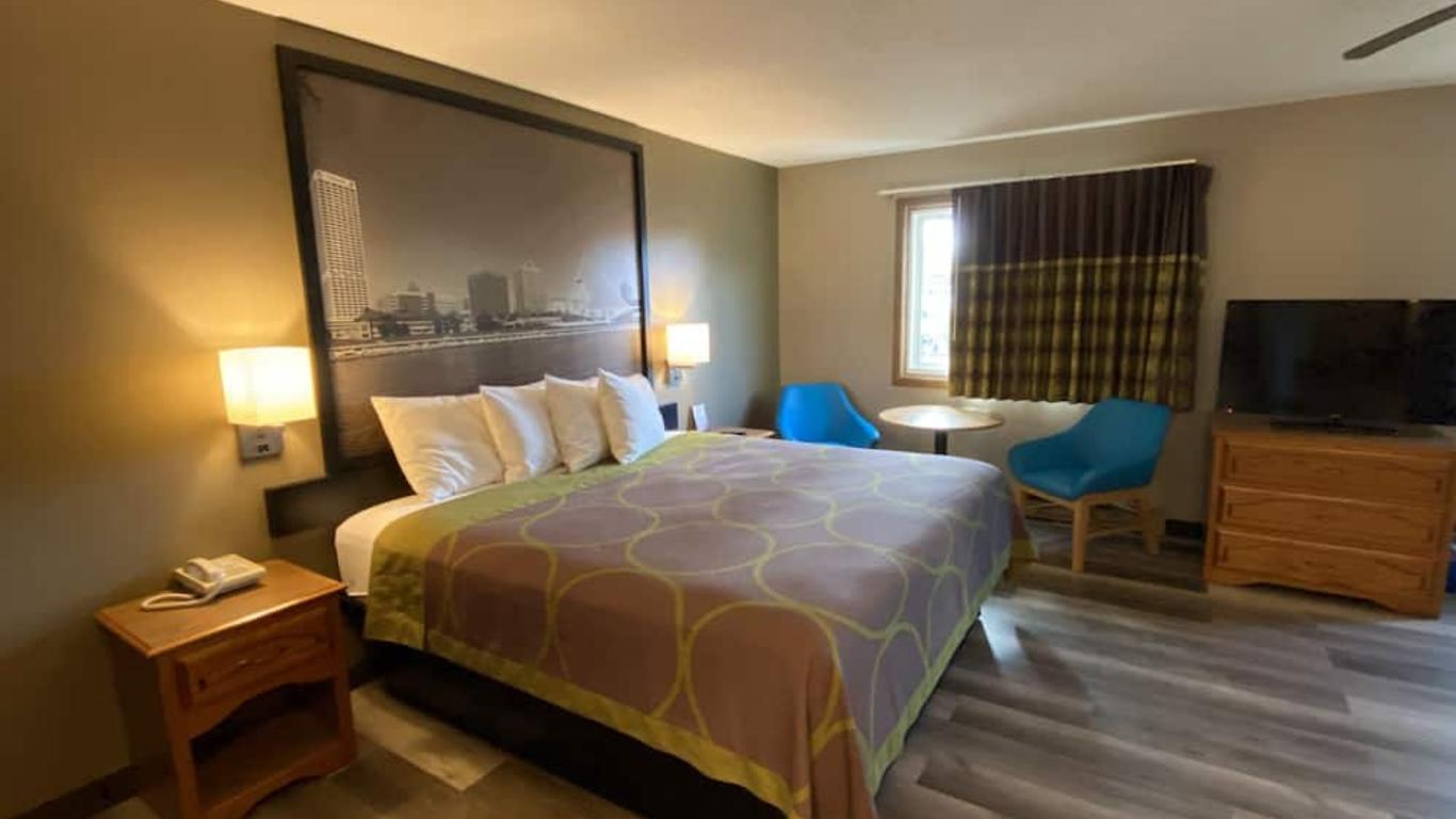 سوبر 8 باي ويندام جرين باي نير ستاديوم