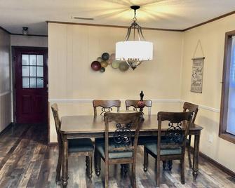 Grandmother’s House - Monticello - Jídelna