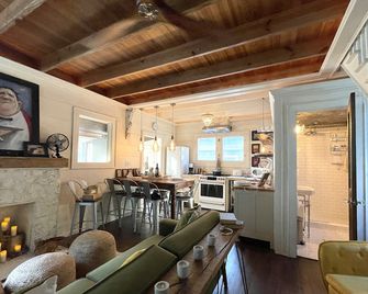 The 111. An award winning cottage renovation in the heart of historic Lakeside. - Marblehead - Sala de estar