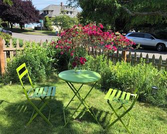 Captain's Cottage, historic cottage on corner lot. - Seattle - Patio
