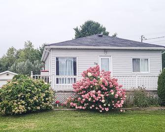 One bedroom cottage with free parking - French River - Building