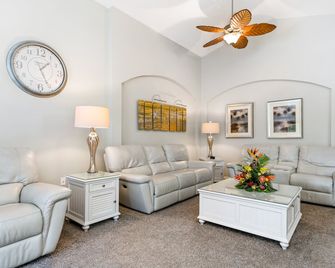 Private Heated Pool and Spacious Living Area - Charming Oasis - Davenport - Wohnzimmer