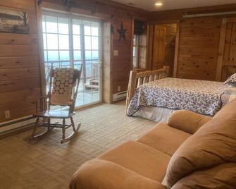 Pilot's Perch ~ Luxurious Blue Ridge Cabin with Breathtaking View from Hot Tub - Fancy Gap - Habitación