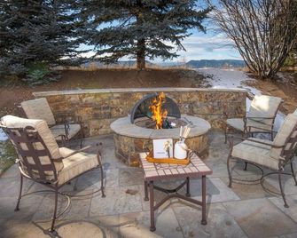 Escape to Modern Mountain Retreat Near Top Ski Resorts w/ Hot Tub! - Gypsum - Patio