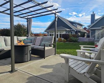 Unplug and unwind at our peaceful retreat away from the city's frantic rhythm! - Osoyoos - Patio